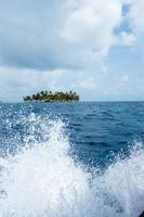 klein eiland voor de kust van panama foto