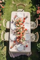 land tafellandschap, formeel avondeten tafel instelling, tafel scape met aardbei decoratie voor bruiloft partij en vakantie evenement viering, generatief ai foto