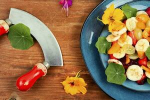 voorbereidingen treffen een gezond zomer fruit salade. foto