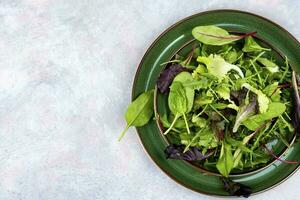 Groenen rauw salade, gezond aan het eten. foto