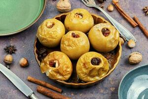 gebakken herfst appels met noten en rozijnen foto