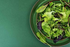 Groenen rauw sla salade, ruimte voor tekst. foto
