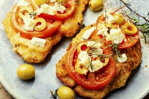 varkensvlees schnitzel met olijven foto