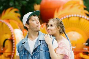 gelukkig paar in liefde hebben pret in een amusement park, aan het eten lolly foto