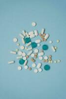 divers medicijnen in tablets en groothandel Aan een blauw achtergrond. medisch concept. foto