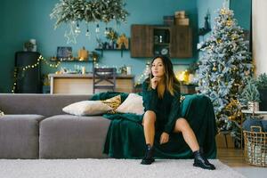 elegant luxueus vrouw vieren Kerstmis en nieuw jaar is aan het wachten voor haar geliefde een foto