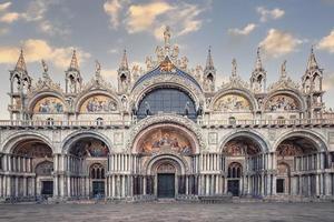 gevel van de basiliek van San Marco in Venetië foto