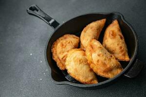 empanadas vlees taart gevuld maaltijd voedsel tussendoortje Aan de tafel kopiëren ruimte voedsel achtergrond rustiek top visie foto