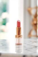 luxueus roze lippenstift in gouden buis Aan marmer, schoonheid kunstmatig en luxe bedenken Product, generatief ai foto