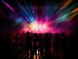 silhouet van mensen Bij een nachtclub met flitser lichten foto