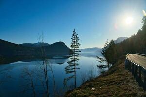 visie van oppstrynsvatnet meer in Noorwegen in de ochtend- uur. sneeuw gedekt bergen foto