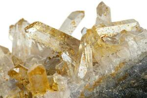 macro mineraal steen Kristallen citrien Aan een wit achtergrond foto