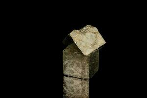 macro mineraal steen pyriet Aan een zwart achtergrond foto