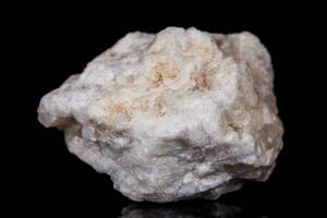 macro mineraal steen albit Aan zwart achtergrond foto