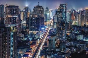 Bangkok bij nacht in het centrum foto