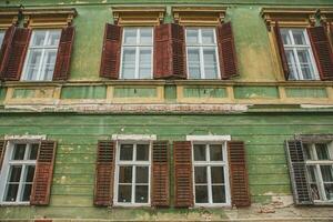 middeleeuws straat met historisch gebouwen in de hart van Roemenië. Sibiu de oostelijk Europese citadel stad. reizen in Europa foto