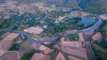 antenne visie pai stad en pai rivier. pai is een klein stad- in noordelijk Thailand foto