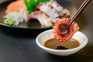 tako sashimi Aan eetstokjes, Japans voedsel foto