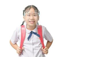 schattig meisje leerling vervelend gezicht schild en draagt school- zak geïsoleerd Aan wit foto