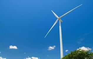 groot windmolens voor elektrisch macht productie Aan blauw lucht foto