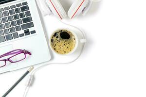 laptop en koptelefoon met zwart koffie geïsoleerd foto