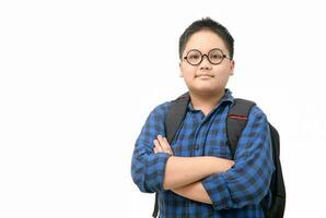 portret van slim jongen leerling slijtage oog bril en draagt school- zak geïsoleerd foto