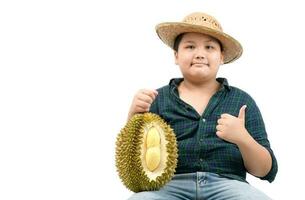 schattig jongen boer houden durian en duimen omhoog naar tonen de kwaliteit van durian foto