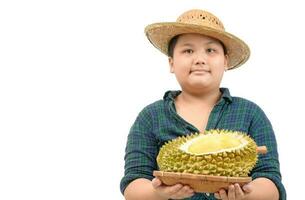 schattig jongen boer is Holding durian Aan mand geïsoleerd Aan wit foto