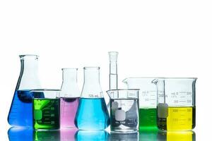 laboratorium glaswerk met vloeistoffen van verschillend kleuren, foto