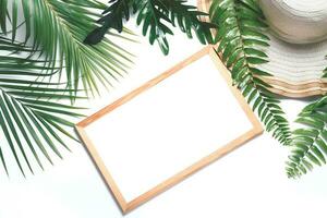 blanco wit hout kader met tropisch blad en groot hoed geïsoleerd foto