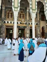 mekka, saudi Arabië, april 2023 - pelgrims van verschillend landen van de wereld invoeren masjid al-haram van bab fahd naar uitvoeren umrah Bij masjid al haram, mekka. foto