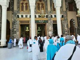 mekka, saudi Arabië, april 2023 - pelgrims van verschillend landen van de wereld invoeren masjid al-haram van bab fahd naar uitvoeren umrah Bij masjid al haram, mekka. foto