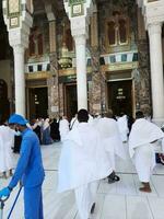 mekka, saudi Arabië, april 2023 - pelgrims van verschillend landen van de wereld invoeren masjid al-haram van bab fahd naar uitvoeren umrah Bij masjid al haram, mekka. foto