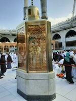 mekka, saudi Arabië, mei 2023 - mooi dag detailopname visie van maqam ibrahim in de binnenplaats van masjid al haram, mekka. foto