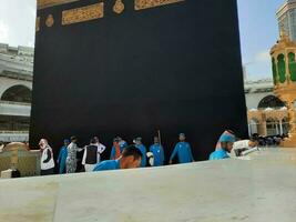 mekka, saudi Arabië, mei 2023 - een mooi visie van schoonmaak haten gedurende dag in de buurt de kaaba in de binnenplaats van masjid al haram, mekka. foto