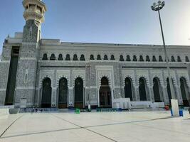 mekka, saudi Arabië, april 2023 - een mooi dag visie van de buitenste binnenplaats van masjid al haram, mekka. foto