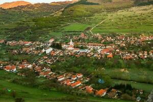 rijmthee is een klein dorp gelegen in Transsylvanië, Roemenië. het is gelegen in de apuseni bergen en is bekend voor haar pittoreske instelling en goed bewaard gebleven Hongaars bouwkundig stijl. foto