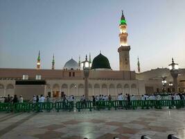medina, saudi Arabië, mei 2023 - mooi ochtend- visie van masjid al nabawi, medina. bezoekers, binnenplaatsen buiten de moskee, mooi lichten, en elektronisch paraplu's kan ook worden gezien. foto