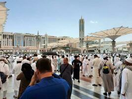 medina, saudi Arabië, mei 2023 - een mooi dag visie van masjid al nabawi, medina's buitenste binnenplaats, pelgrims en moskee luifels. foto