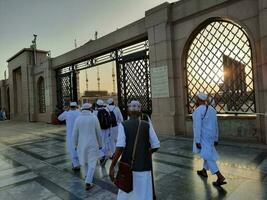 medina, saudi Arabië, mei 2023 - pelgrims van verschillend landen van de wereld zijn binnengaan de historisch jannat ul baqi begraafplaats van medina. foto