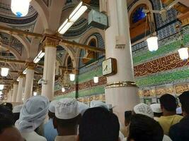 medina, saudi Arabië, mei 2023 - moslim pelgrims zijn gaan naar bezoek roza rasool Bij masjid al nabawi medina. foto