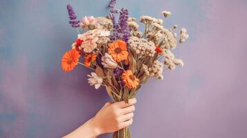 een paar- van handen Holding een kleurrijk boeket van bloemen, presentatie van schoonheid en natuur. ai gegenereerd foto