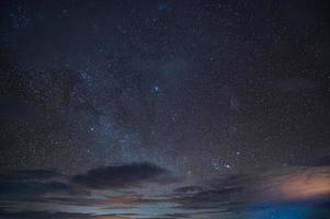 sterrenhemel gloeien in de nachtelijke hemel foto