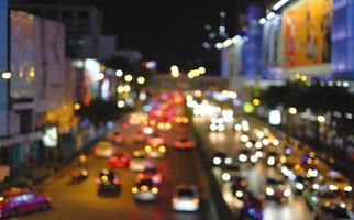 abstracte achtergrond van bokehlichten van verkeersopstopping in de stad foto