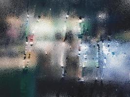 regendruppel op glazen raam in regenseizoen in café