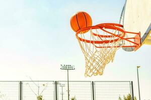 basketbal dichtslaan onderdompelen. concept van succes, scoren points en winnend foto