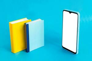 isometrische visie van mobiel telefoon en twee boeken Aan licht blauw achtergrond. afstand onderwijs. foto