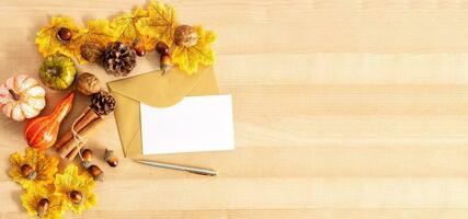 dankzegging dag. herfst dankzegging pompoenen over- houten achtergrond foto
