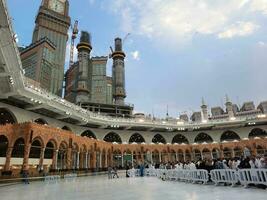 mekka, saudi Arabië, juni 2023 - pelgrims van verschillend landen in de omgeving van de wereld uitvoeren tawaf in de binnenplaats van masjid al haram, mekka in de avond. foto