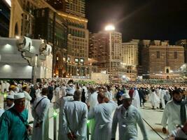 mekka, saudi Arabië, juni 2023 - Bij nacht, Daar is een groot aantal van pelgrims van allemaal over- de wereld in de buitenste binnenplaats van masjid al haram. foto